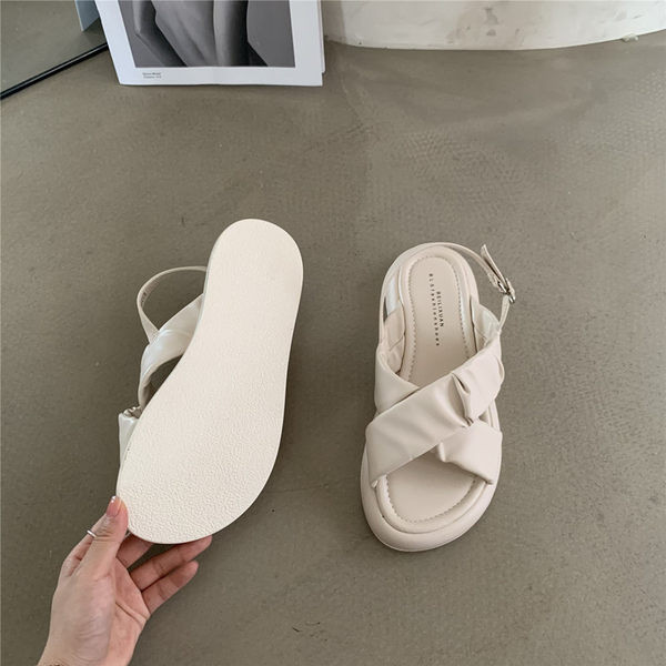 Moderne kožne sandale s kopčom