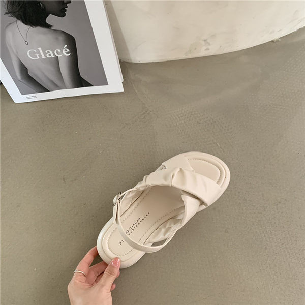 Moderne kožne sandale s kopčom