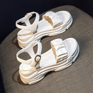 Metallist pandlaga kunstnahast sandaalide uus mudel