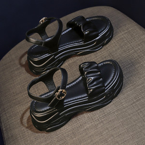 Metallist pandlaga kunstnahast sandaalide uus mudel