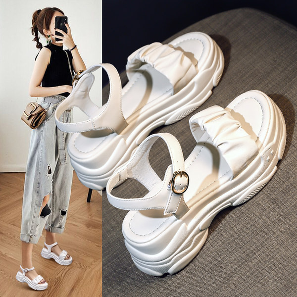 Metallist pandlaga kunstnahast sandaalide uus mudel