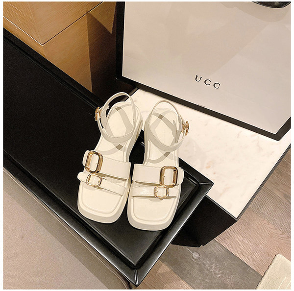 Ležerne ženske sandale sa kopčom