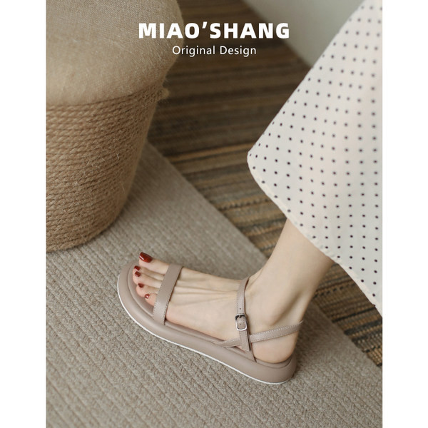 Ženske sandale s kopčom i ravnim potplatom