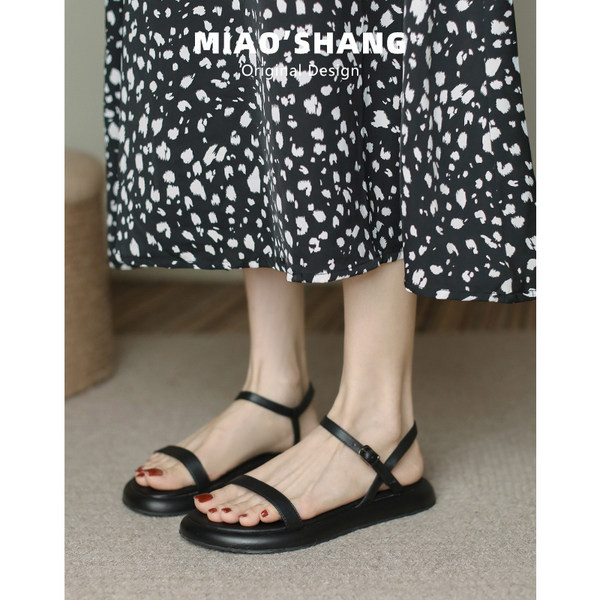 Ženske sandale s kopčom i ravnim potplatom