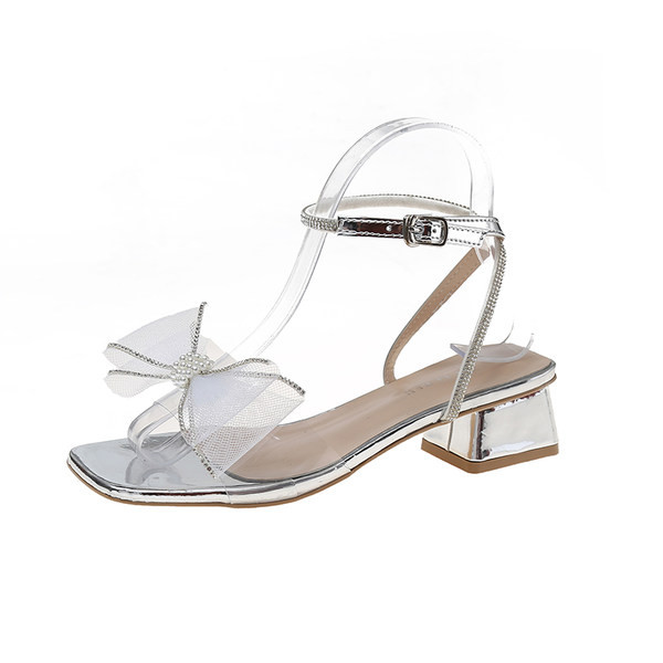 Γυναικεία πέδιλα σε ασημί χρώμα με κορδέλα από τούλι