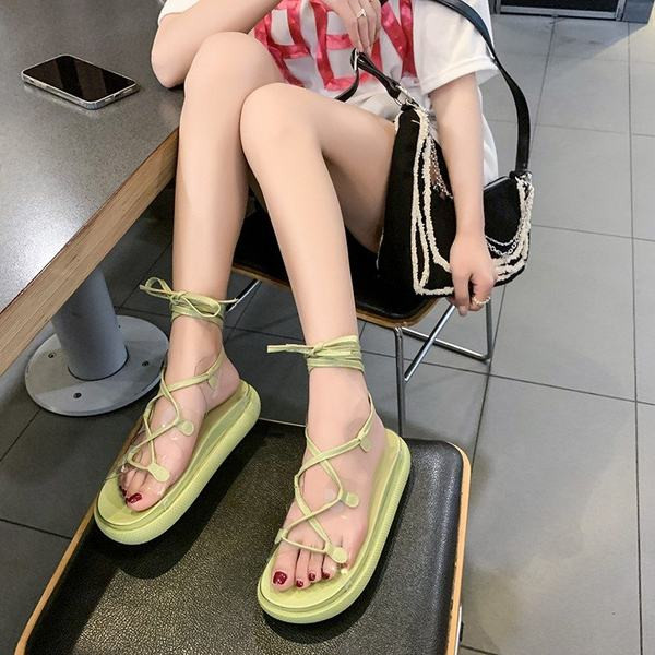 Moderne sandale s vezicama i ravnim potplatom