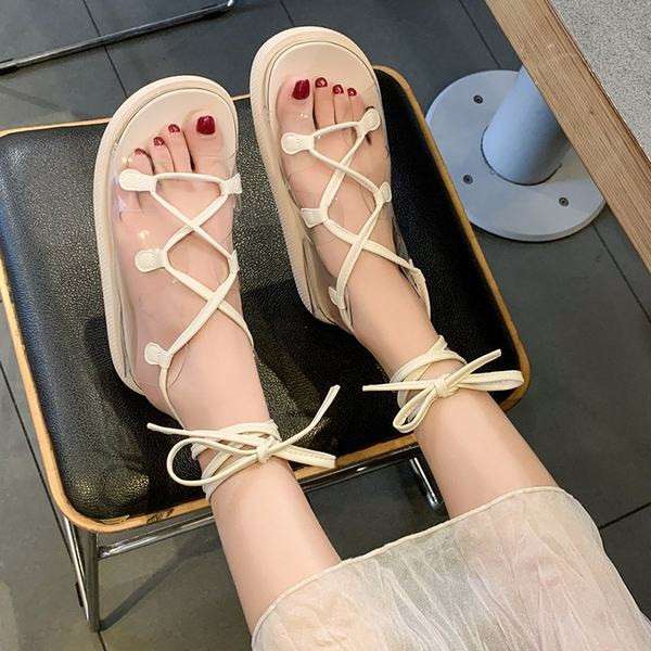 Moderne sandale s vezicama i ravnim potplatom