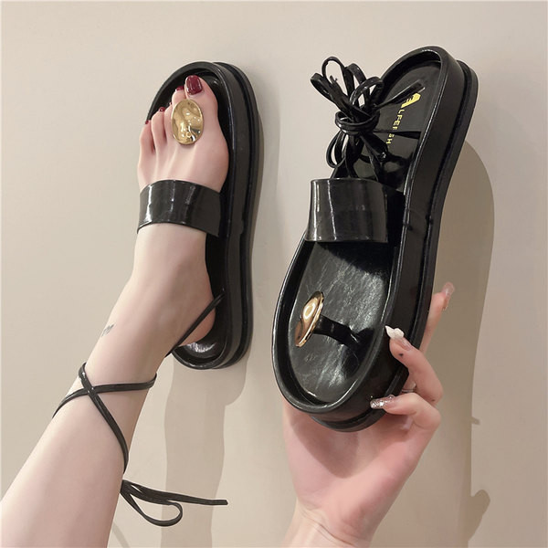 Ženske sandale između vrhova sa metalnim elementom i vezicama