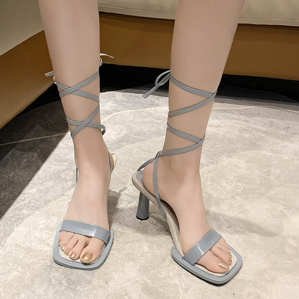 Naiste sandaalid paelte ja kontsaga 8 cm