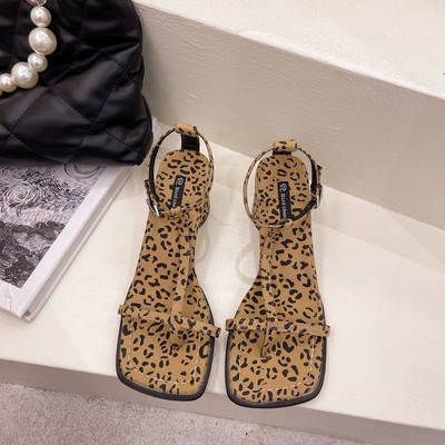 Naiste sandaalid peenikeste rihmadega läbi varvaste