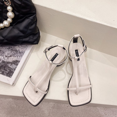 Naiste sandaalid peenikeste rihmadega läbi varvaste