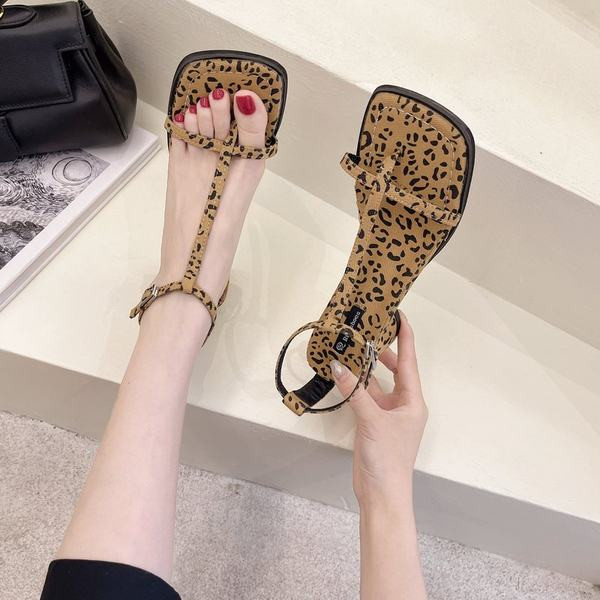 Naiste sandaalid peenikeste rihmadega läbi varvaste