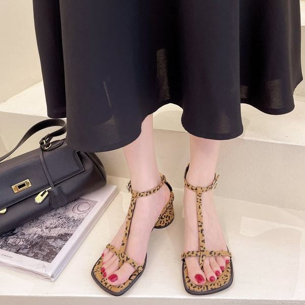 Naiste sandaalid peenikeste rihmadega läbi varvaste