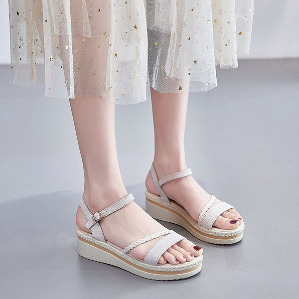 Ženske sandale sa platformom i kopčom