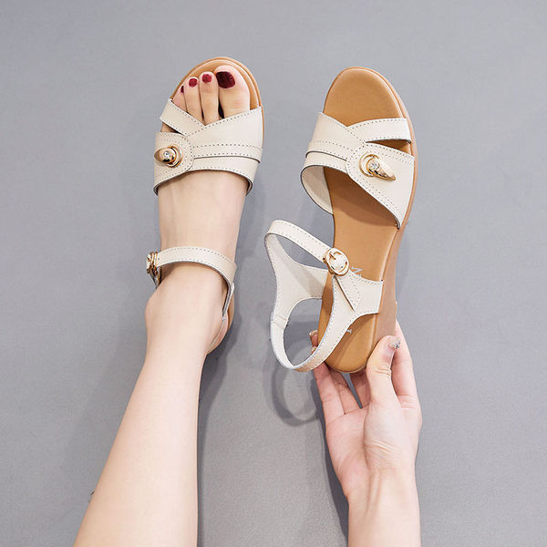 Ležerne sandale s metalnim ukrasima