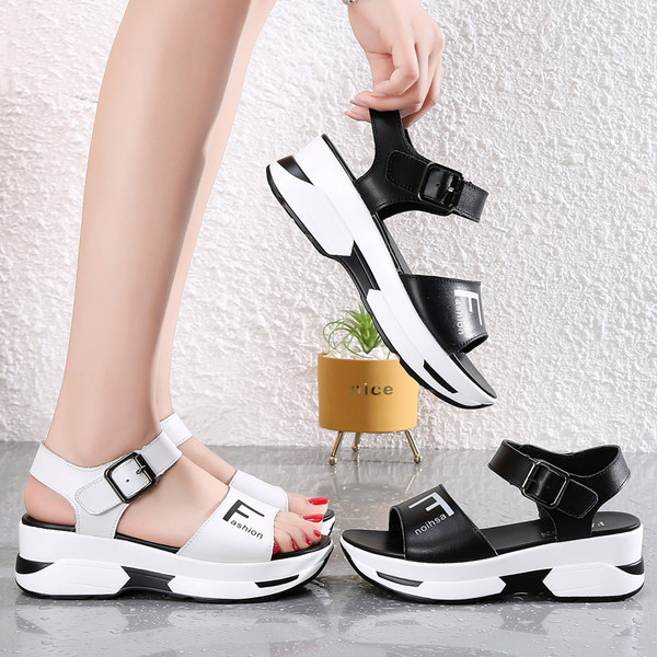 Ženske sandale s platformom od 5,5 cm i kopčama