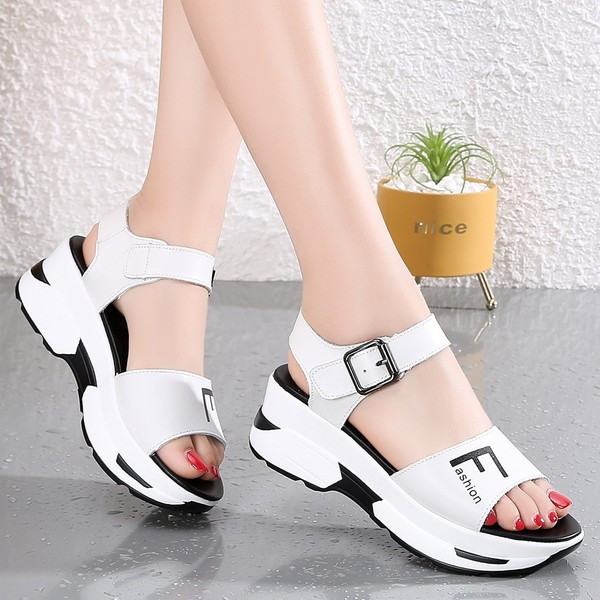 Ženske sandale s platformom od 5,5 cm i kopčama