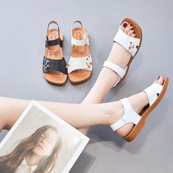 Ženske casual sandale od umjetne kože s metalnim elementom i ravnim potplatom