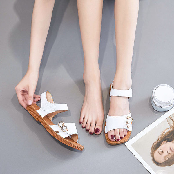 Ženske casual sandale od umjetne kože s metalnim elementom i ravnim potplatom