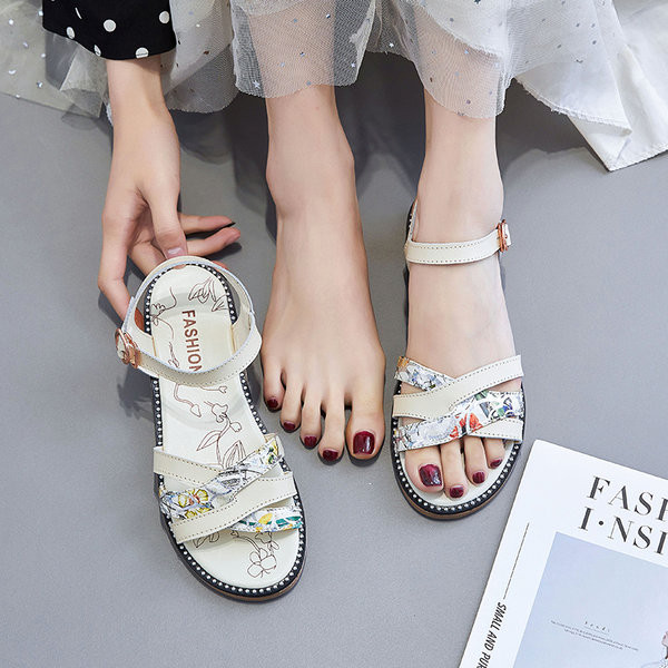 Moderne ženske sandale sa kopčom