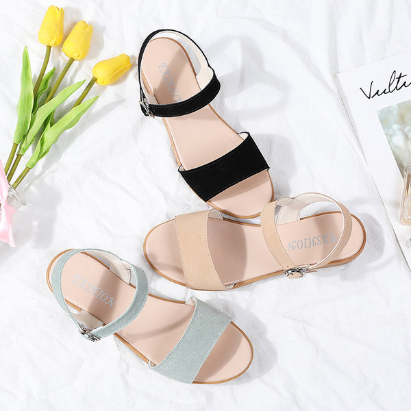 Ženske moderne sandale s kopčom i ravnim potplatom