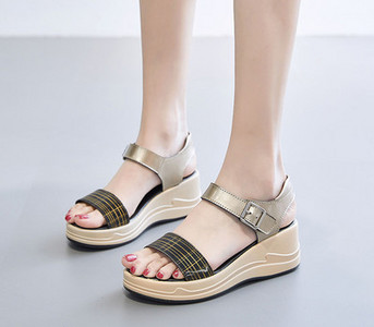 Naiste platvormiga sandaalid ja seemisnahast rihmad - mitu mudelit