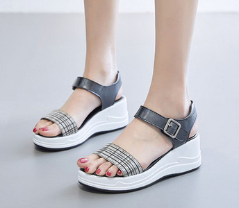 Naiste platvormiga sandaalid ja seemisnahast rihmad - mitu mudelit