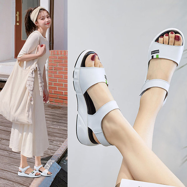 Embleemi ja takjakinnitusega vabaaja naiste sandaalid