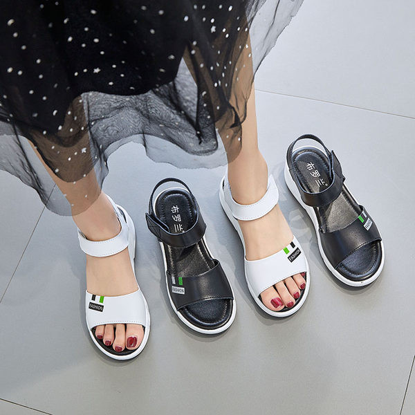 Embleemi ja takjakinnitusega vabaaja naiste sandaalid