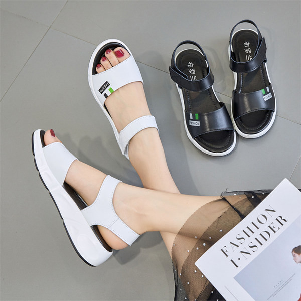 Embleemi ja takjakinnitusega vabaaja naiste sandaalid