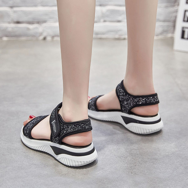 Γυναικεία σανδάλια με velcro και γυαλιστερό αποτέλεσμα