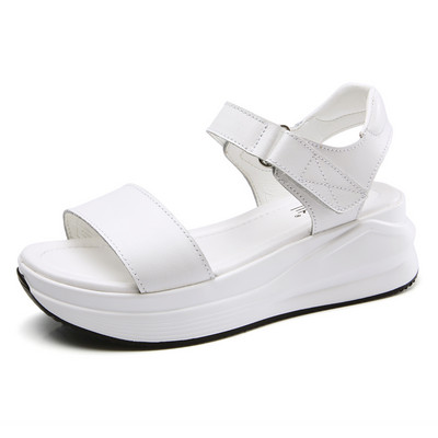 Paprasto modelio moteriškos basutės su velcro užsegimu ir aukšta platforma 5 cm
