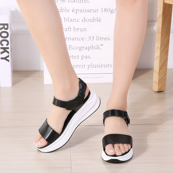 Obični model ženskih sandala s čičak kopčanjem i visokom platformom 5 cm