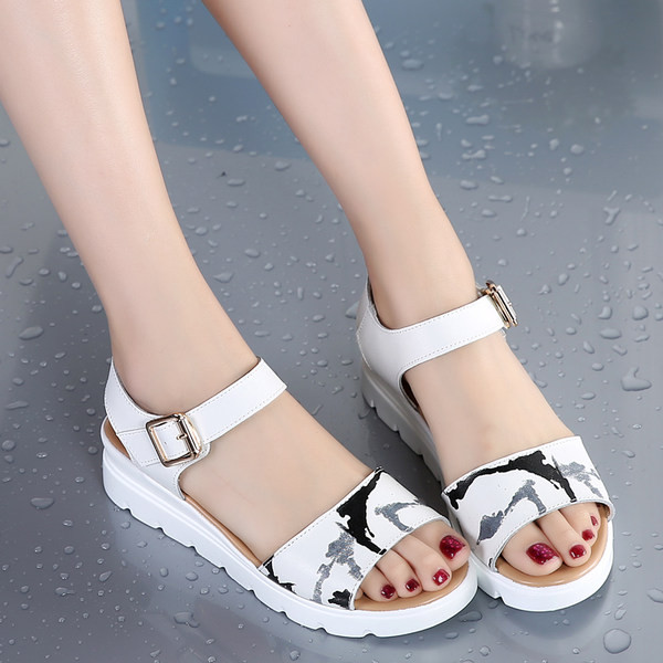 Γυναικεία σανδάλια από οικολογικό δέρμα - λευκό και μπεζ χρώμα 