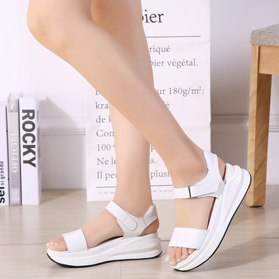 Moderne sandale s platformom i kopčom