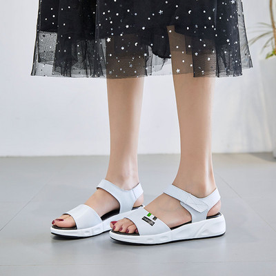 Moderne sandale s platformom i kopčom