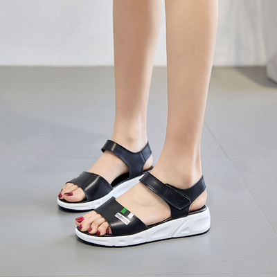 Moderne sandale s platformom i kopčom