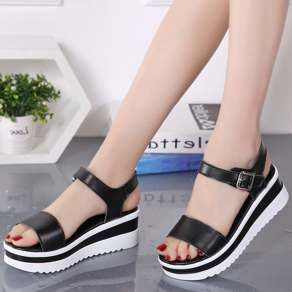 Moderne sandale s platformom i kopčom