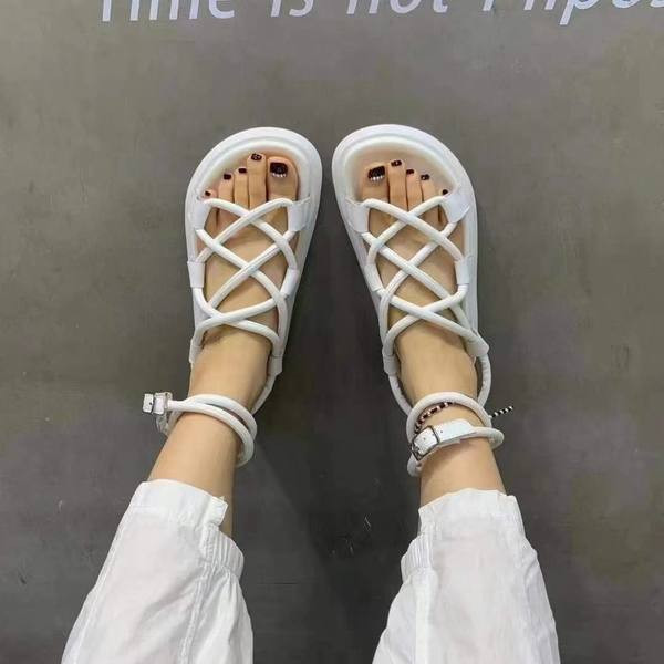 Μοντέρνα γυναικεία σανδάλια με κορδόνια και επίπεδη σόλα