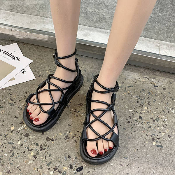 Μοντέρνα γυναικεία σανδάλια με κορδόνια και επίπεδη σόλα