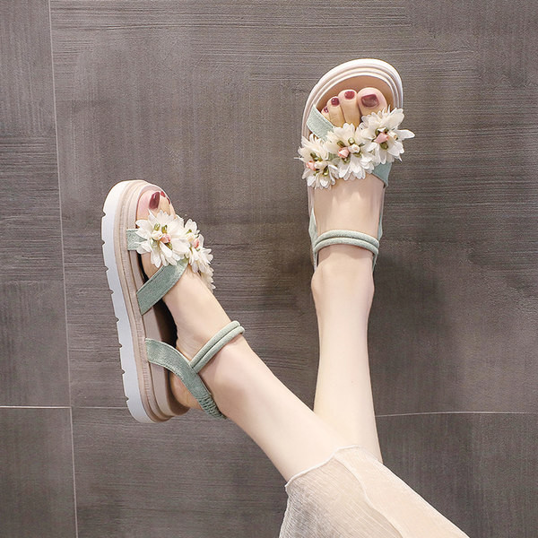 Γυναικεία πέδιλα με ψηλή σόλα 4 cm και 3D διακόσμηση