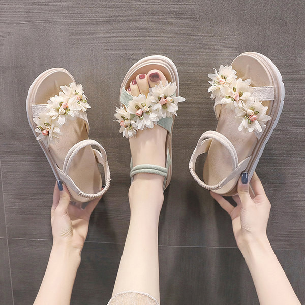 Γυναικεία πέδιλα με ψηλή σόλα 4 cm και 3D διακόσμηση