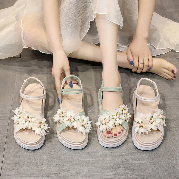 Γυναικεία πέδιλα με ψηλή σόλα 4 cm και 3D διακόσμηση