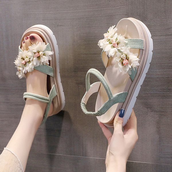 Γυναικεία πέδιλα με ψηλή σόλα 4 cm και 3D διακόσμηση