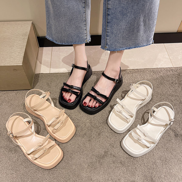 Moderne ženske sandale s kožnim remenom