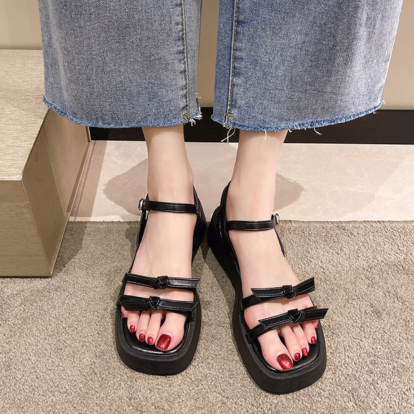 Moderne ženske sandale s kožnim remenom