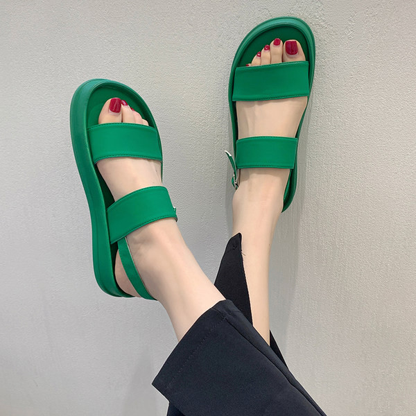 Öko-nahast puhtast mudelist valmistatud rihmadega naiste sandaalid