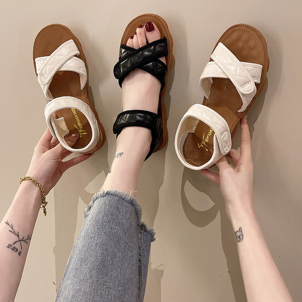 Öko-nahast rihmadega ja tepitud efektiga naiste sandaalid