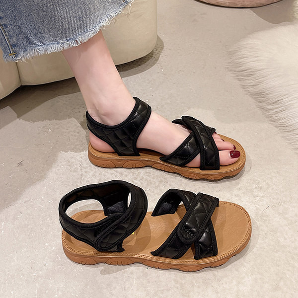 Öko-nahast rihmadega ja tepitud efektiga naiste sandaalid