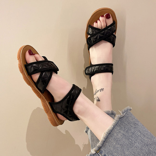 Öko-nahast rihmadega ja tepitud efektiga naiste sandaalid